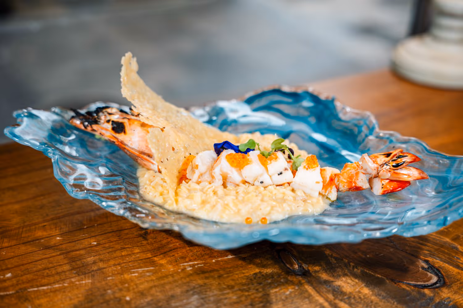 Risotto de trigo tierno, langostino jumbo, crujiente de parmesano y huevas